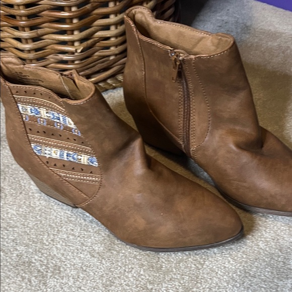 Maurices NWOB Deep Tan Ankle Boots with Patterned Detail - Picture 6 of 10